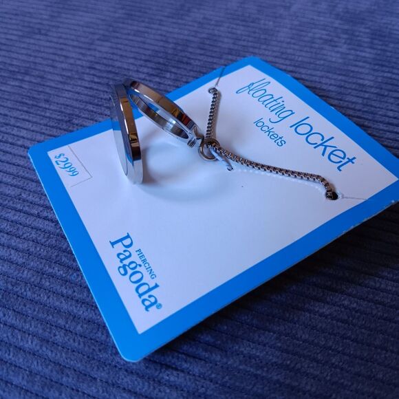 Floating Locket Silver Round Pendant With 18" Chain - Picture 6 of 7